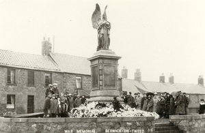 Castlegate war memorial, Northumberland, © IWM's Farthing Collection