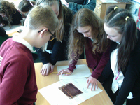 P6 pupils from Cockenzie Primary looking at images of war memroials and labelling to help explain what war memorials are © War Memorials Trust, 2018